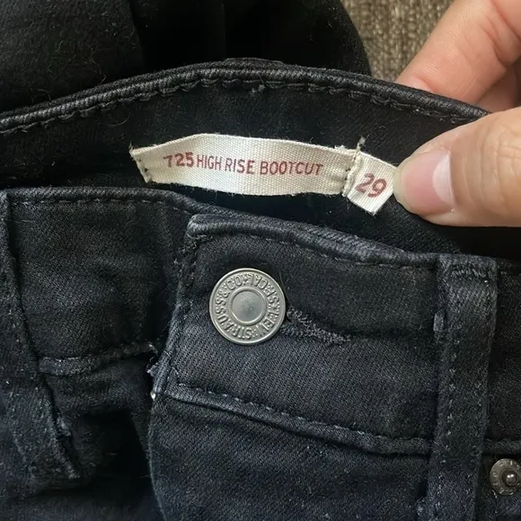 725 Levi’s Highrise Bootcut 29Black Denim Jeans
